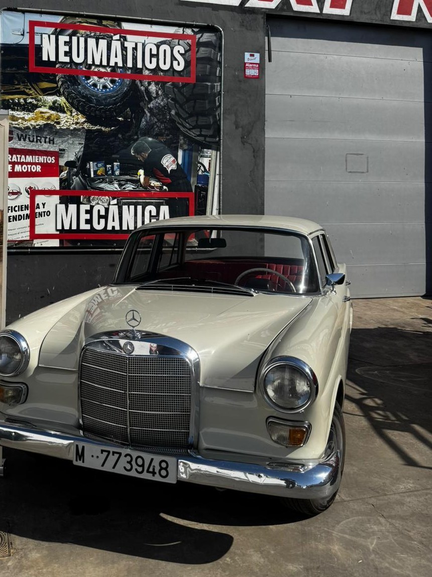 Vista frontal del Mercedes 200D de 1969 de AutoExpress MT para alquiler en bodas y eventos en Badajoz