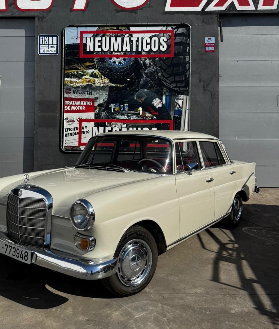 Lateral del Mercedes 200D de 1969 Mercedes 200D clásico de 1969 con tapicería roja, alquiler con conductor para bodas en Badajoz