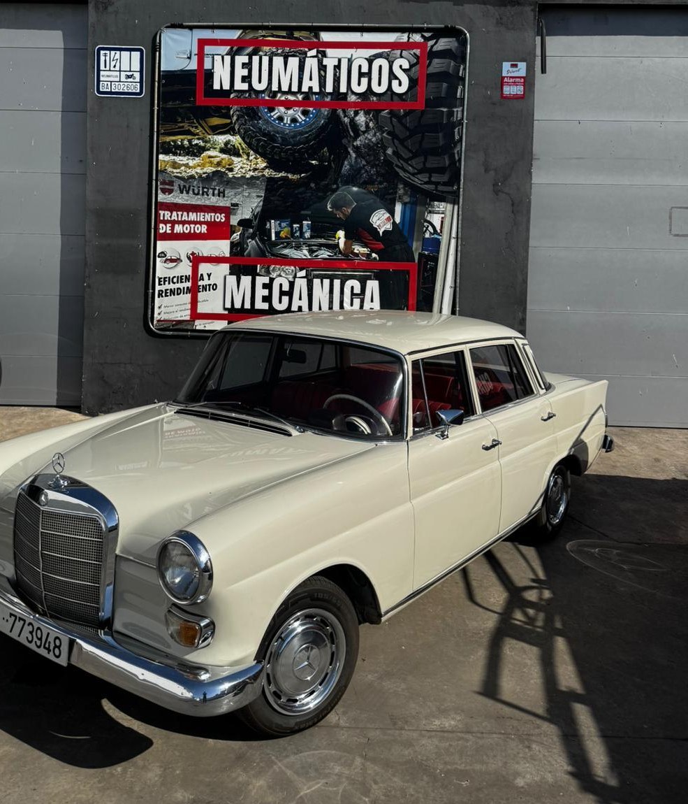 Mercedes clásico para eventos en Badajoz Lateral del Mercedes 200D de 1969 restaurado, coche clásico para eventos en Badajoz